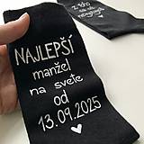 Ponožky, pančuchy, obuv - Maľované ponožky k výročiu/svadbe “z toho už nevyzuješ / (Najlepší manžel na svete od …”(čierne)) - 17462573_