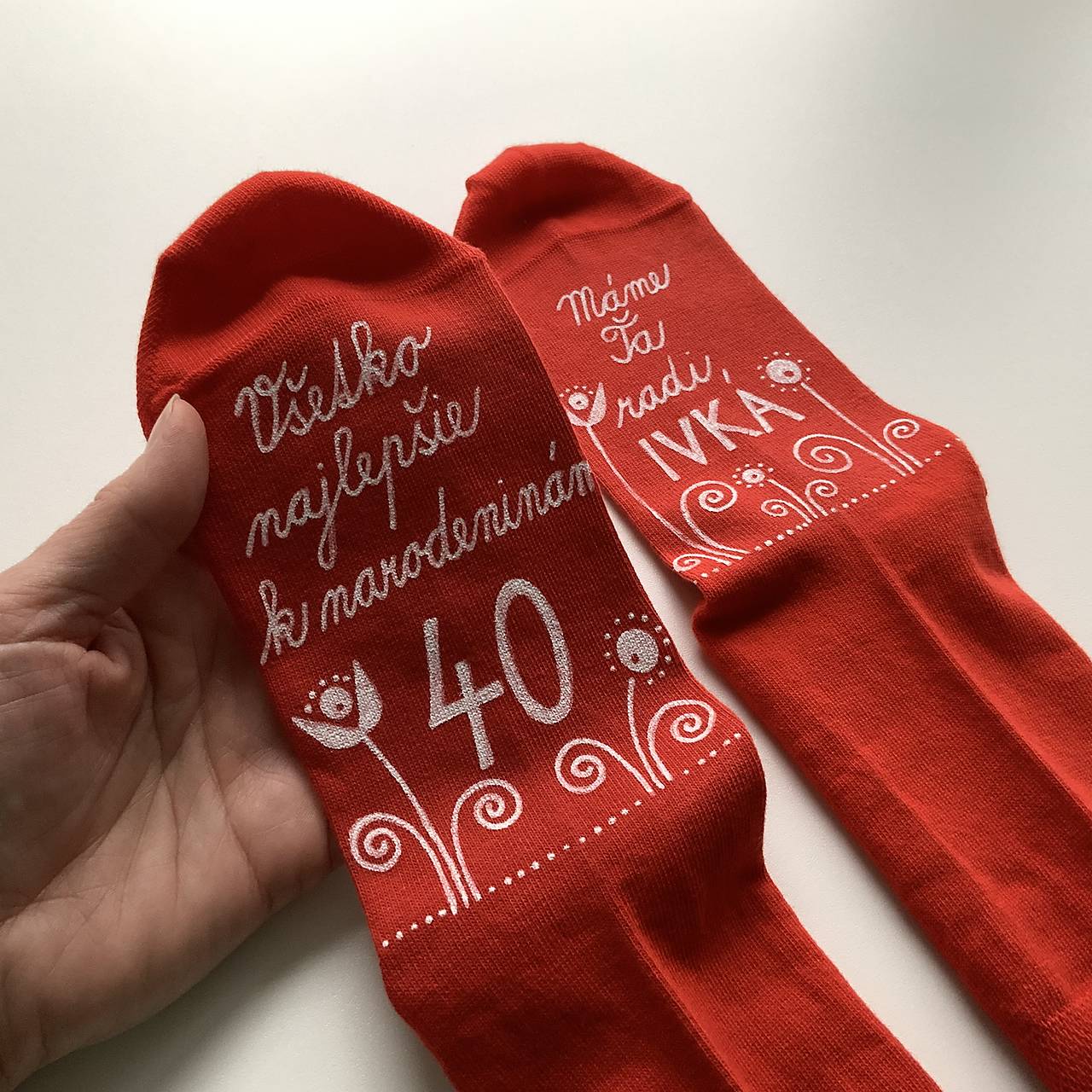 Maľované ponožky s nápisom: "Všetko najlepšie (k narodeninám! Máme)