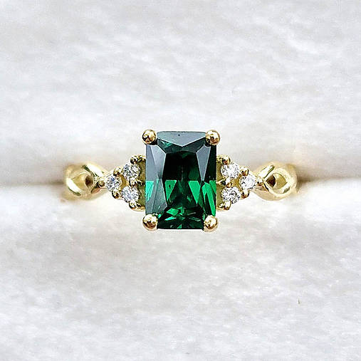 Prstene - Zásnubný prsteň so smaragdom a diamantami - 17463369_