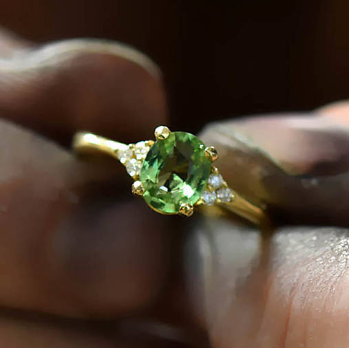 Prstene - Zlatý prsteň so zeleným Turmalínom a diamantmi - 17463583_