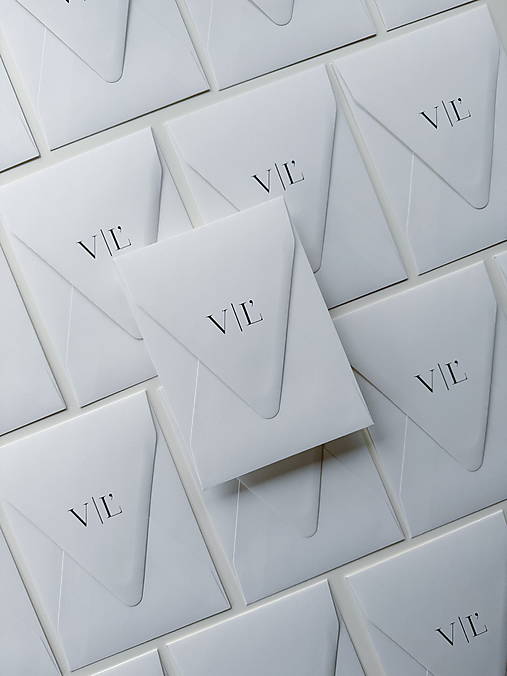 Papiernictvo - Obálka s bielym monogramom biela 120g I8 - 17466002_