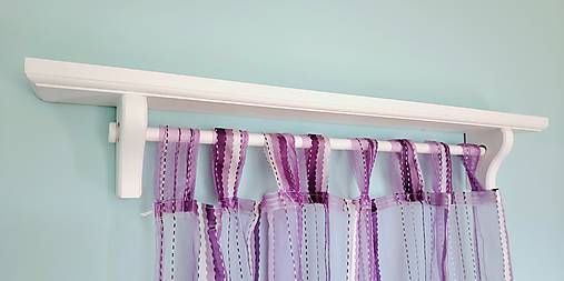 Nábytok - Elegantná drevená garniža s poličkou - 17472351_