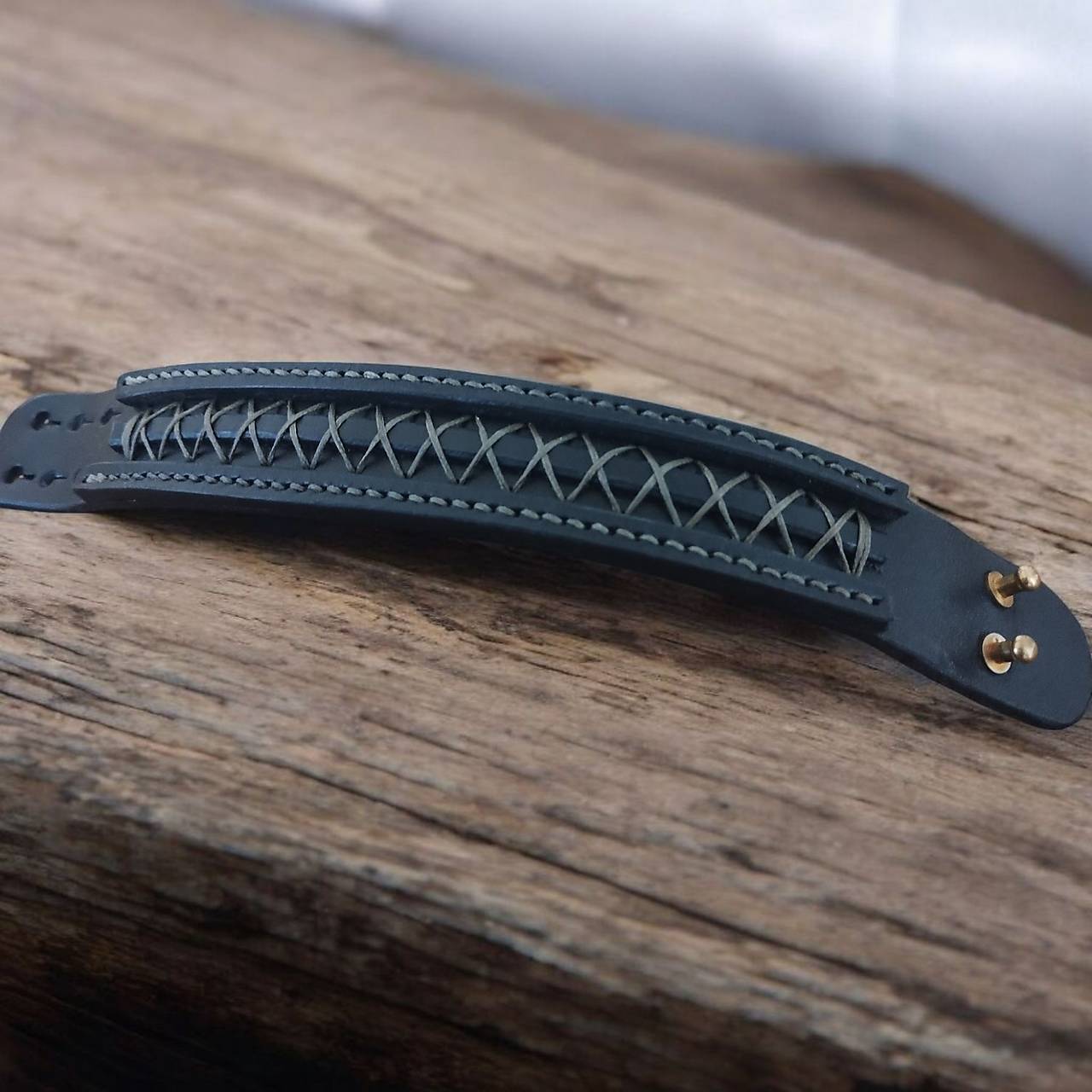 Ručne šitý kožený náramok 