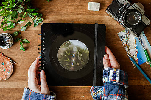 Papiernictvo - Vinylový zápisník V tráve - 17476345_