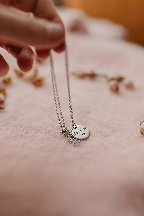 Náhrdelníky - Náhrdelník ľúbim sa - 17479730_