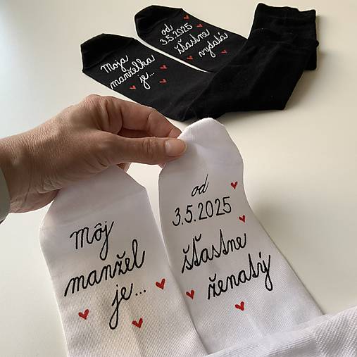 Maľované ponožky s nápisom: "Môj manžel (Moja manželka) je šťastne ženatý (vydatá)" (biele + čierne s dátumom)