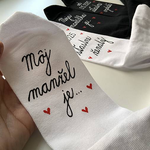 Maľované ponožky s nápisom: "Môj manžel (Moja manželka) je šťastne ženatý (vydatá)" (biele + čierne s dátumom)