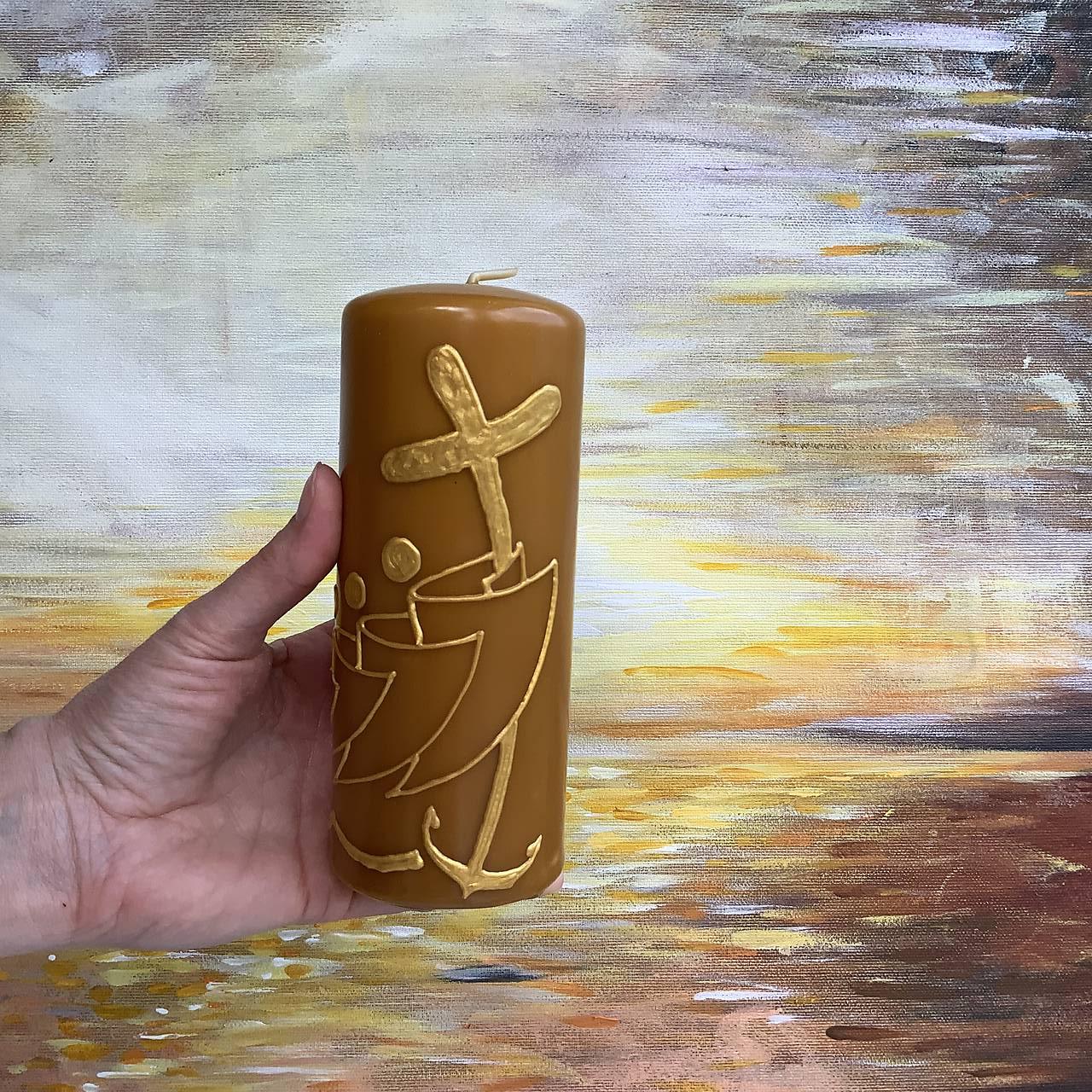 Maľovaná svieca so včelím voskom a logom jubilejného roka 2025 s maľbou v matne zlatej 