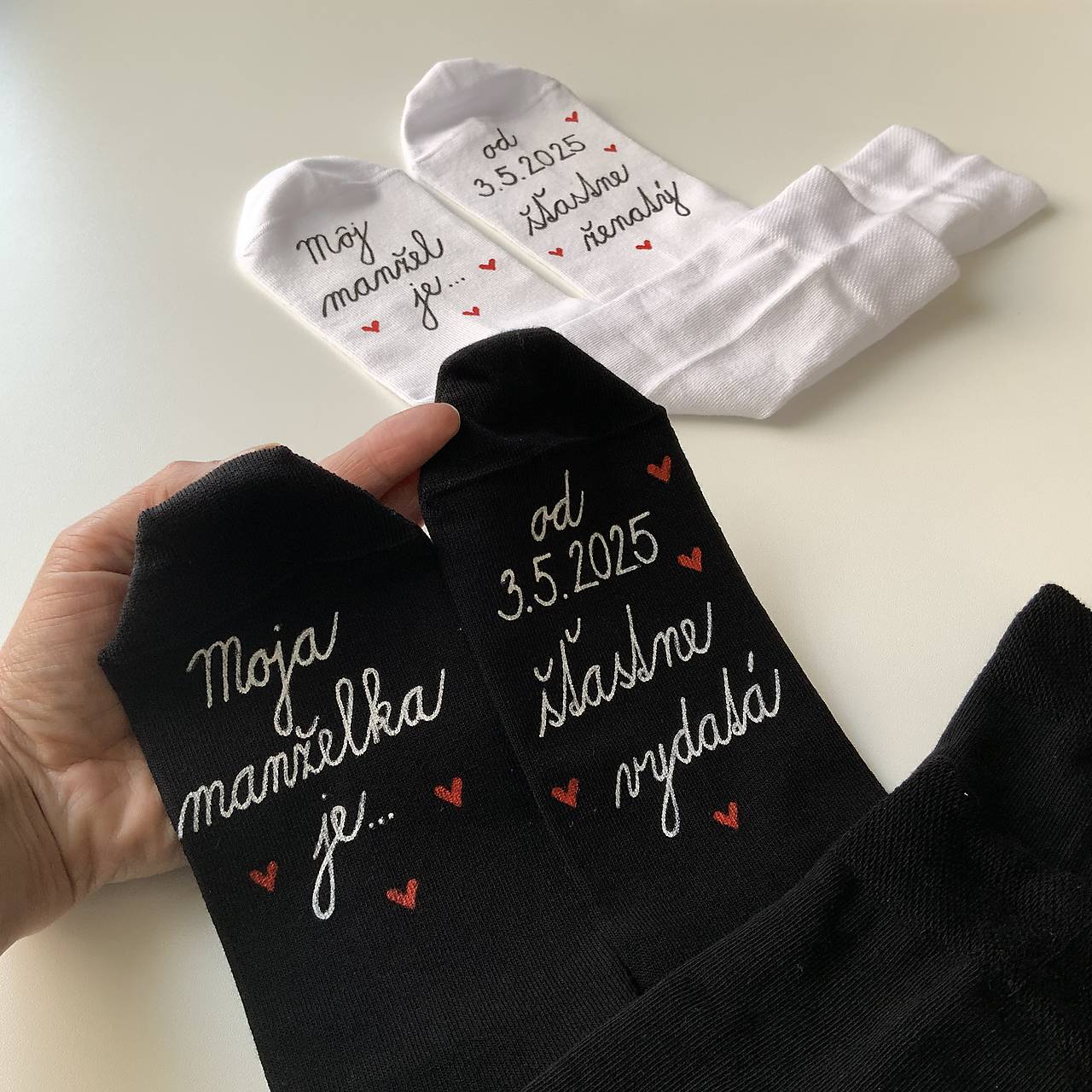Maľované ponožky s nápisom: "Môj manžel (Moja manželka) je šťastne ženatý (vydatá)" (biele + čierne s dátumom)