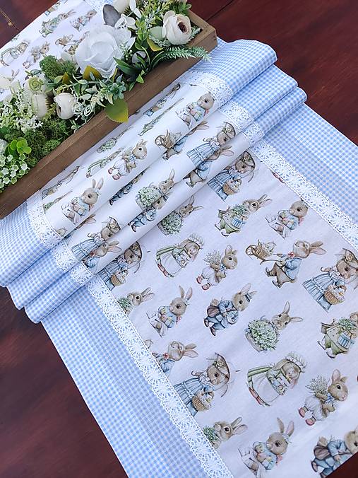 Úžitkový textil - Štola - zajačia rodinka v kombinácii s modrou kockou - 17479771_