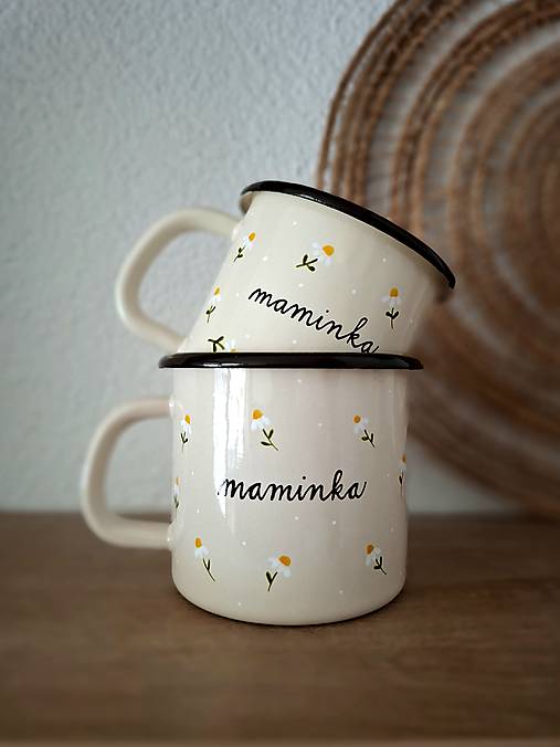Nádoby - Smaltovaný hrnček Sedmokrásky pre maminku (500 ml - svetlobéžová) - 17483674_