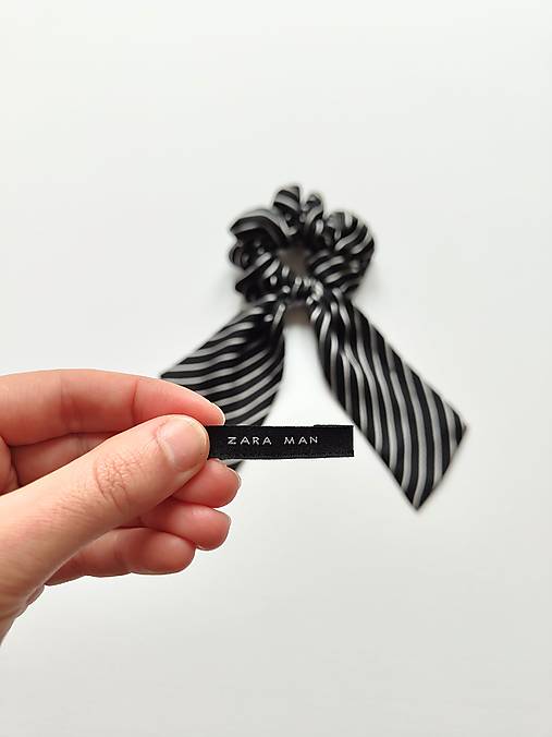 Maxi scrunchie hodvábna (Čierno-biela pásikatá)