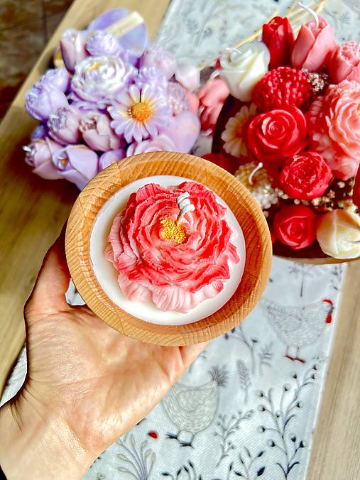 Sviečky - Pivónia - sviečka v dreve - 17487399_