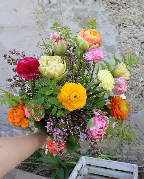 Živá ekologická kytica z lokálnych tulipánov a iskerníkov