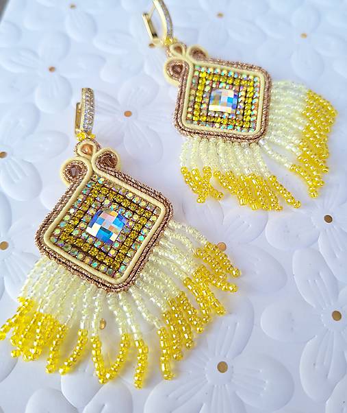 Náušnice - Luxusné ručne šité soutache náušnice – žltozlaté so Swarovski kryštálmi - 17489710_