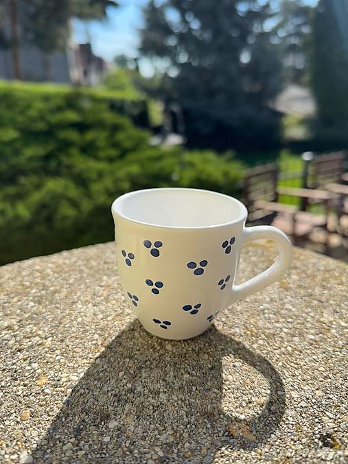 Nádoby - Nová šálka biela s modrými trojbodkami - 17488886_