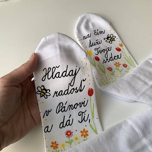 Motivačné maľované ponožky s nápisom: (”Hľadaj radosť v Pánovi a dá Ti, za čím túži Tvoje srdce”)