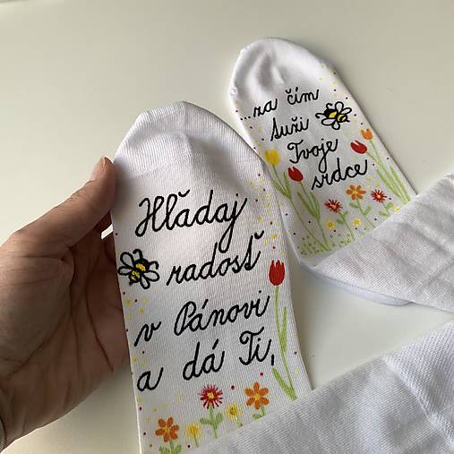 Motivačné maľované ponožky s nápisom: (”Hľadaj radosť v Pánovi a dá Ti, za čím túži Tvoje srdce”)