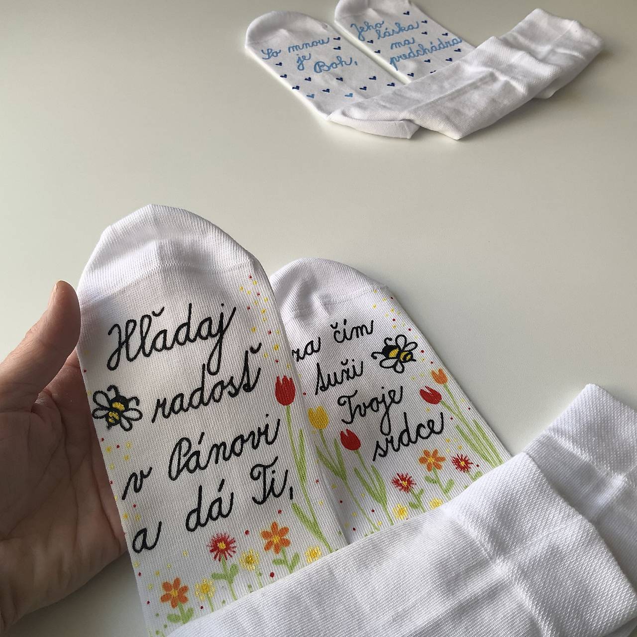 Motivačné maľované ponožky s nápisom: (”Hľadaj radosť v Pánovi a dá Ti, za čím túži Tvoje srdce”)