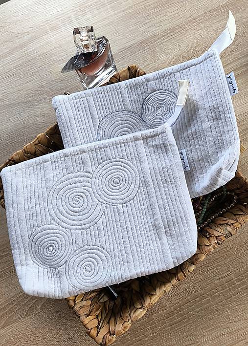 Kozmetická taštička (Sivé prešívanie)