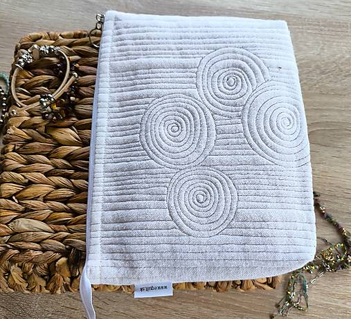 Kozmetická taštička (Sivé prešívanie)