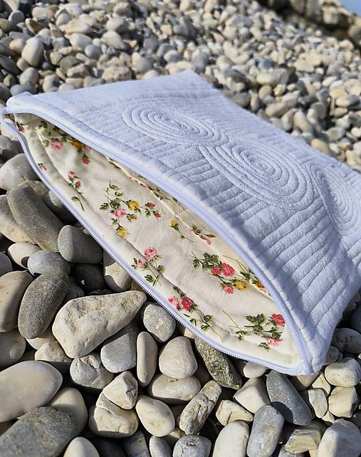 Kozmetická taštička (Sivé prešívanie)