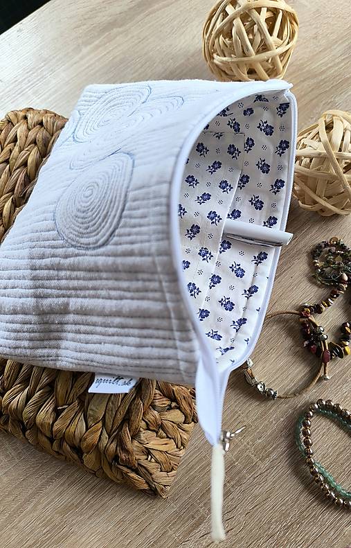 Kozmetická taštička (Modré prešívanie)