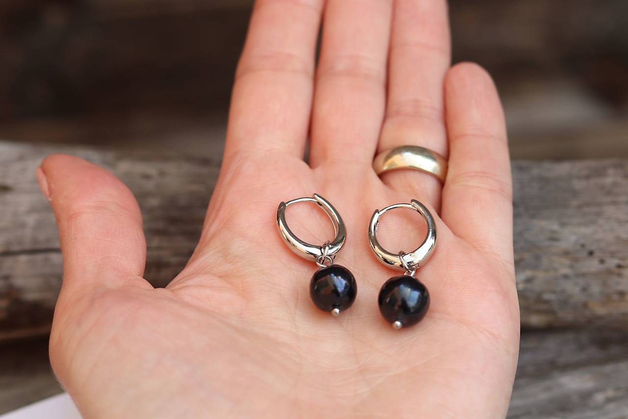 Náušnice s čiernou perlou