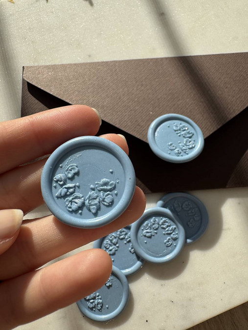 Materiál ručne robený - Voskové pečate "KVET MAKU" na svadobné oznámenia – dusty blue - 17493547_