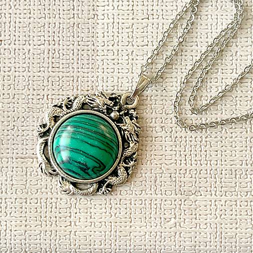 Synt. Malachite Antique Silver Pendant / Prívesok so syntetickým malachitom  E051