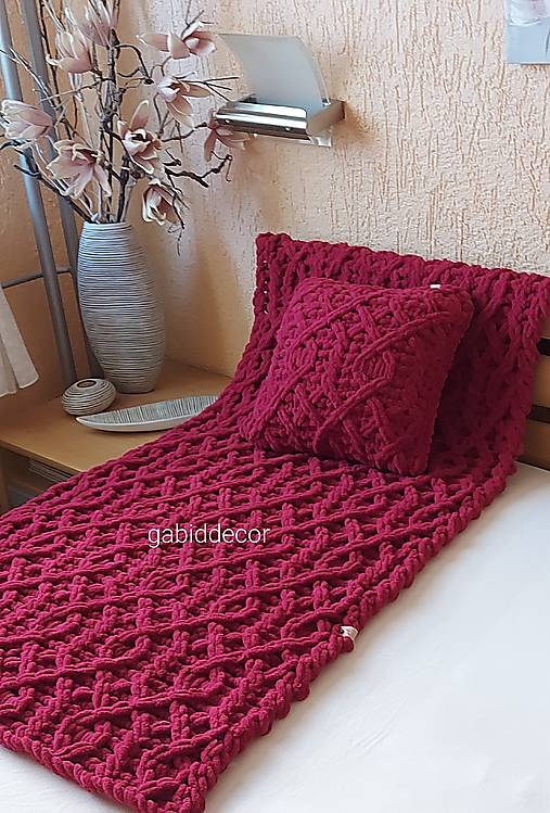 Jemnučká a ľahká deka z priadze alize puffy - šedá  (Vankúšik k deke, rozmery cca (40 x 40) cm, s výplňou bez gombíkov, farba vínová/bordová č. 107)