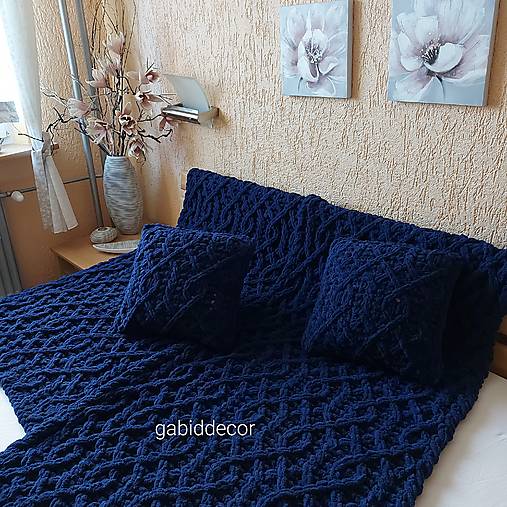 Jemnučká a ľahká deka z priadze alize puffy - šedá  (Vankúšik k deke, rozmery cca (40 x 40) cm, s výplňou bez gombíkov, farba temná modrá č. 58)
