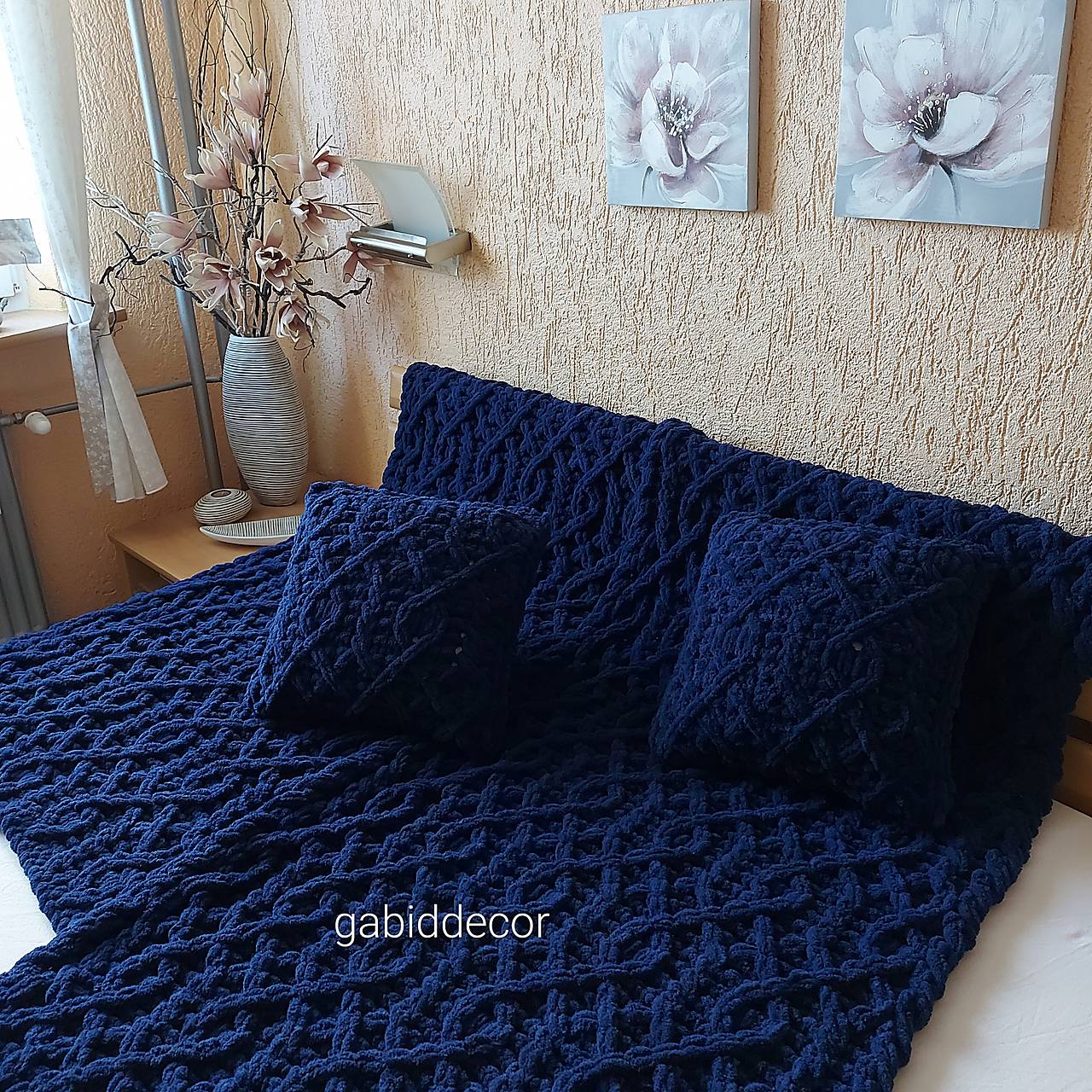 Jemnučká a ľahká deka z priadze alize puffy - šedá  (Vankúšik k deke, rozmery cca (40 x 40) cm, s výplňou bez gombíkov, farba temná modrá č. 58)