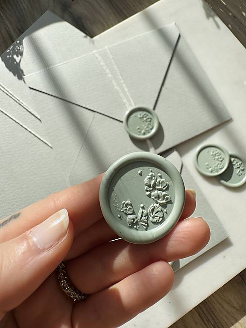 Materiál ručne robený - Voskové pečate "KVETY MAKU" na svadobné oznámenia – sage green - 17494733_