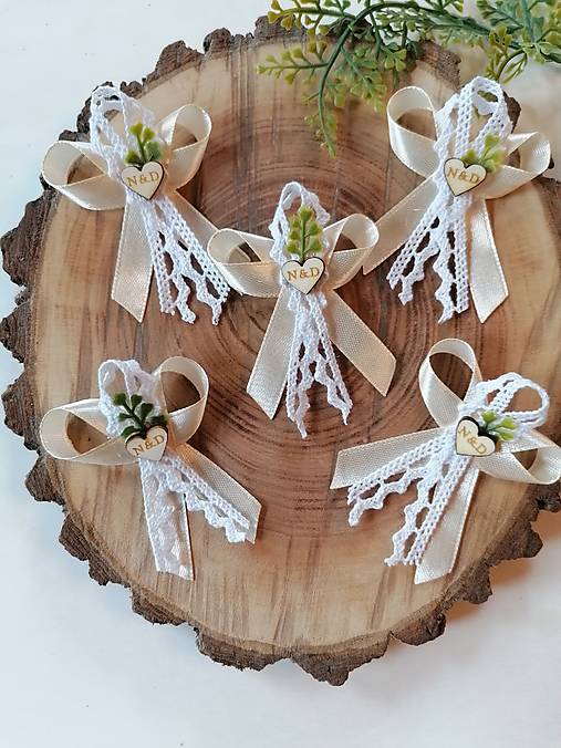 Svadobné pierka - Č. 386 Greenery pierka s krajkou a srdcom aj s inicialkami mien  - 17496351_