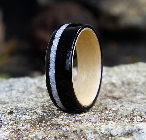 Prstene - Drevený prsteň Eben & Breza s magnezitom - 17501005_