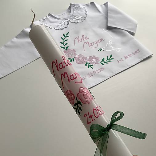 Krstná ručne maľovaná košieľka a svieca s ružičkami a holubicou