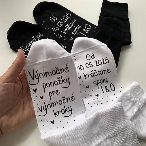 Maľované ponožky pre novomanželov s nápisom "Výnimočné ponožky.../ Od (dátum)...  biele + čierne s dátumom a iniciálami