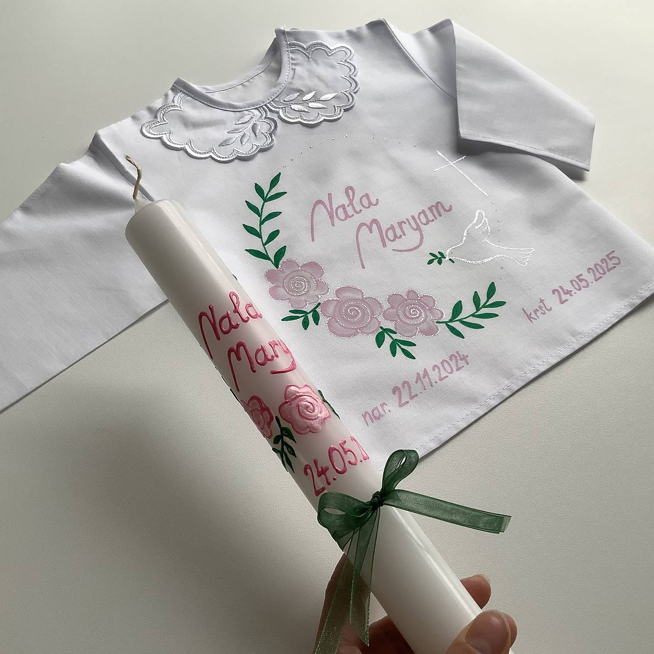 Krstná ručne maľovaná košieľka a svieca s ružičkami a holubicou