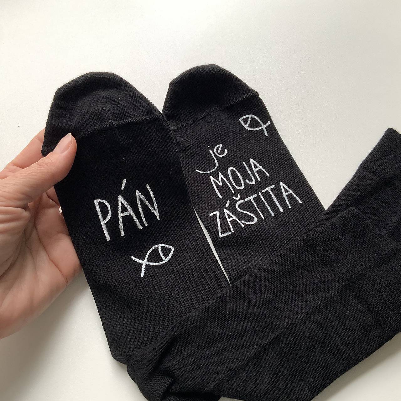 Motivačné maľované ponožky s nápisom: "Pán je moja záštita!" (čierne)