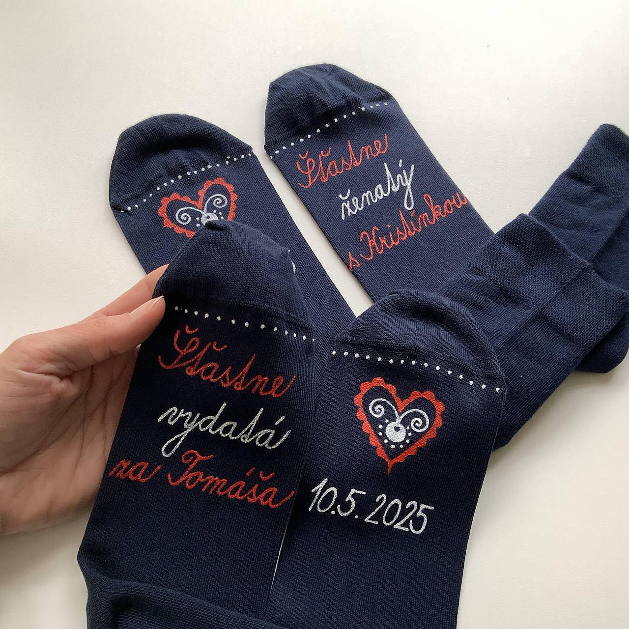 Darčeková sada maľovaných ponožiek pre novomanželov / k výročiu svadby (folk tmavomodré s menami)