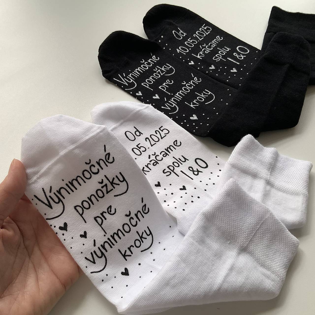 Darčeková sada maľovaných ponožiek pre novomanželov s nápisom "Výnimočné ponožky pre výnimočné kroky/ Od … kráčame spolu (biele + čierne s dátumom a iniciálami)