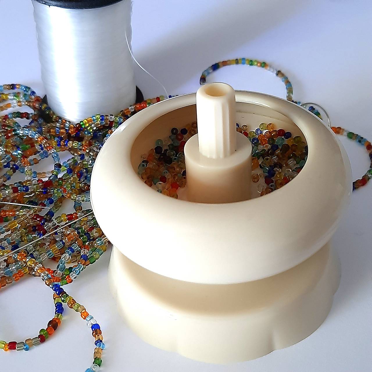 Rotačný navliekač korálok