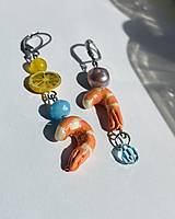 Náušnice - Náušnice s motívom krevety, citrónu a sladkovodnej ružovej riečnej perly, ručne maľované náušnice, morské dovolenkové  - 17512244_