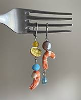 Náušnice - Náušnice s motívom krevety, citrónu a sladkovodnej ružovej riečnej perly, ručne maľované náušnice, morské dovolenkové  - 17512246_