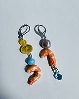 Náušnice - Náušnice s motívom krevety, citrónu a sladkovodnej ružovej riečnej perly, ručne maľované náušnice, morské dovolenkové  - 17512248_