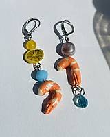 Náušnice - Náušnice s motívom krevety, citrónu a sladkovodnej ružovej riečnej perly, ručne maľované náušnice, morské dovolenkové  - 17512250_