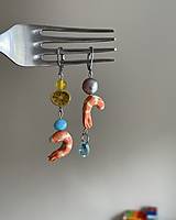 Náušnice - Náušnice s motívom krevety, citrónu a sladkovodnej ružovej riečnej perly, ručne maľované náušnice, morské dovolenkové  - 17512251_