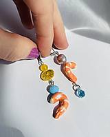 Náušnice - Náušnice s motívom krevety, citrónu a sladkovodnej ružovej riečnej perly, ručne maľované náušnice, morské dovolenkové  - 17512252_