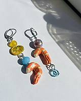 Náušnice - Náušnice s motívom krevety, citrónu a sladkovodnej ružovej riečnej perly, ručne maľované náušnice, morské dovolenkové  - 17512254_